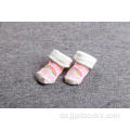 Baby, das hohe Quailty-Baumwollsocken angibt